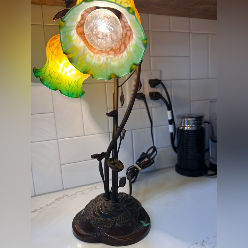 vintage glass tulip lamp tiffany style - Picture 5 of 7